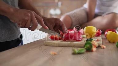 当他的<strong>白种人</strong>女友坐在`的<strong>时候</strong>，他的手在切蔬菜准备食物的特写镜头