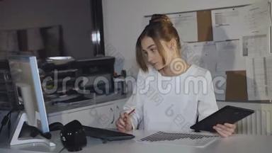 年轻的女青少年在<strong>办公室</strong>里<strong>用电脑</strong>和平板<strong>电脑</strong>工作。 4K