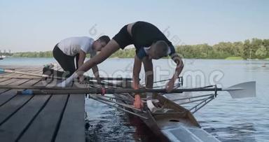 年轻的<strong>新手</strong>运动员带着双皮划艇，青少年们把船放下水