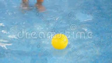 幼儿在水池里玩一个小黄球，在水中<strong>接住</strong>.. 特写