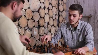 两个年轻的白种人正在下棋。 一个人<strong>赢得</strong>了比赛。 在游戏结束时握手。