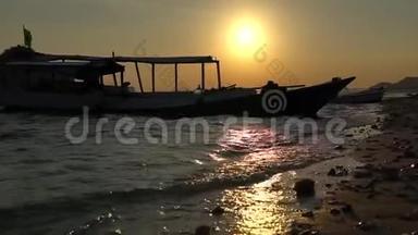 美丽的日落视频海滩与抛锚的游艇在远处，游<strong>船</strong>在近岸<strong>靠岸</strong>