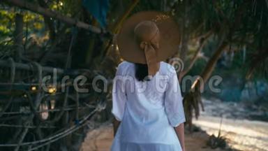 一个戴帽子的孤独女孩正沿着岛屿<strong>海岸</strong>线散步。 <strong>日出</strong>时热带天堂<strong>海滩</strong>