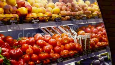 超市货架上的水果和蔬菜