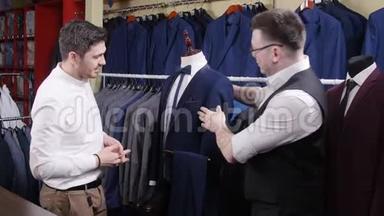 男人在服装店帮别人试穿衣服