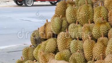 榴莲在一家街头商店的柜台上。 泰国和亚洲的异国水果。 泰国水果之王，热带