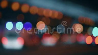 夜城的灯火.. 在繁忙的高速公路上分散了车辆的行驶。