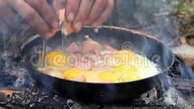 一种不寻常的生火煮鸡蛋的方法