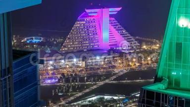 多哈西湾景观与酒店公园夜间时间推移，多哈，<strong>卡塔尔</strong>，中东。