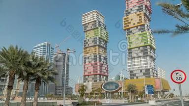 多哈天际线时间推移与五颜六色的AlMarina双子塔建筑位于卡塔尔首都卢塞勒地区。