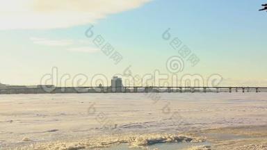 冬季临江的城市全景，临江有高楼的城市.. 那条冰冻的大河附近