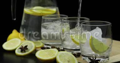 将柠檬汁倒入冰块和柠檬片的玻璃杯中。 柠檬酒精鸡尾酒