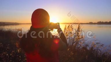 旅游少女旅行者女摄影师拍照，少女拍海滩湖照片.. 女人拍照