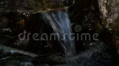 岩石山的小瀑布。 水在岩石小径上流淌。 4K