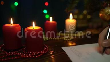 一个女孩在圣诞树、彩灯和蜡烛的背景上签圣诞贺卡