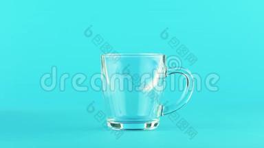 4K果橙多果汁冷饮饮料的特写镜头，用圆形手柄将饮料倒入杯中
