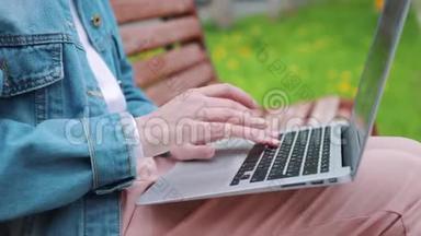 年轻女孩坐在长凳上拿着笔记本电脑。 学生准<strong>备考</strong>试。