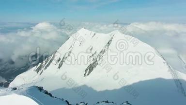 阳光明媚的一天，欧洲阿尔卑斯山的雪山之巅。 鸟瞰图