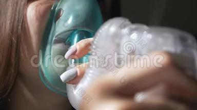使用<strong>雾化</strong>器和吸入器进行治疗。 年轻女子用口罩吸入吸入器