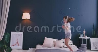 一个小女孩的肖像，带着耳机听音乐，在父母的床上跳舞。 概念：音乐