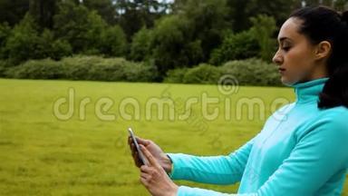 年轻女子慢跑者站在<strong>自然小径</strong>上，用手机拍一张微笑的自拍