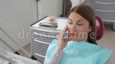 牙科诊所女病人画像。 在牙科椅上等口腔医生。 牙科检查