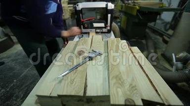 木工用刨床刨板.
