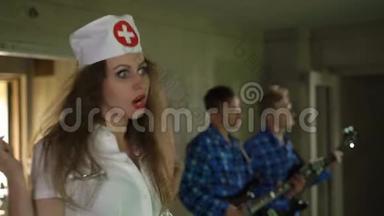 年轻的女护士唱歌，尖叫，呼喊与<strong>疯狂</strong>的病人在精神病院。 <strong>疯狂</strong>吉他手表演