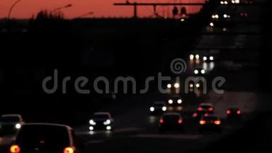 通勤者在回家的路上，汽车在夜间高速公路上模糊