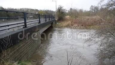 洪水中的Dearne河视频，2018年4月3日在Dearne河上的Wath，Roth