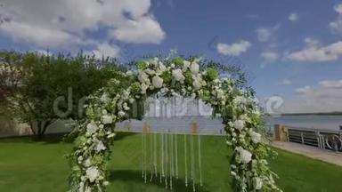 婚礼装饰，花的婚礼拱门。现代婚礼装饰