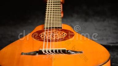 古梨吉他是由黑色天鹅绒上的卢瑟旋转制造的