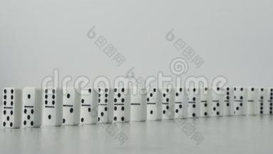 多米诺效应-一系列多米诺骨牌掉落在链条上，白色单色