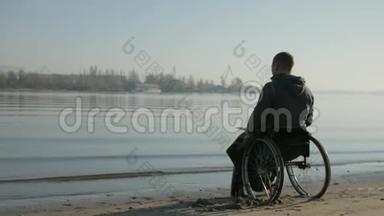 轮椅上的残疾人求助上帝，车轮上的残疾人