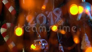 在圣诞树上<strong>编号</strong>为2018的盘子，新年`的背景。