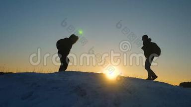 团队合作和<strong>胜利</strong>。 游客们来到白雪皑皑的山顶，在夕阳的映衬下为<strong>胜利</strong>而欢欣鼓舞