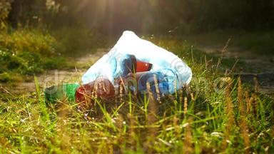 <strong>一包</strong>塑料垃圾在森林道路上，污染了自然，垃圾和自然，阳光