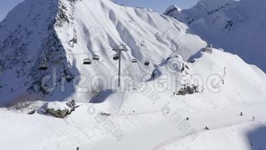 冬季滑雪和滑雪板。 雪山滑雪场无人驾驶飞机景观滑雪电梯