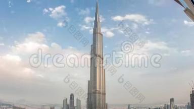 迪拜市中心的全景式天际线，从<strong>购</strong>物中心、喷泉和哈利法塔从白天到晚上的空中延伸