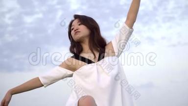 日本芭蕾舞演员，<strong>修长</strong>的腿穿着白色连衣裙，靠在天空上，动作缓慢