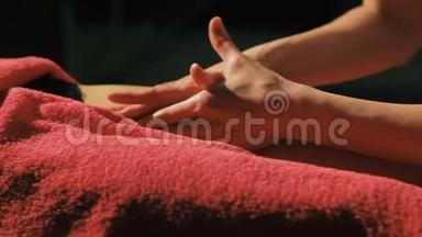 美容店里躺在按摩台上的贴身女人，专业治疗师做足底按摩