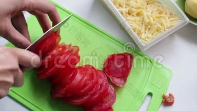 一个女人正在砧板上切西红柿。<strong>接下来</strong>，切好的奶酪和土豆。