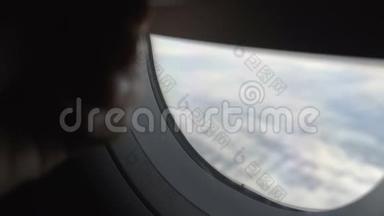 飞机乘客在长时间飞行时关闭遮阳窗休息