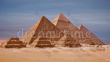 埃及开罗吉萨谷大金字塔的时间推移。 金字塔上的日落。