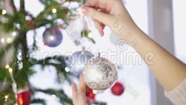 女人装饰窗户边的圣诞树。 慢动作。 3840x2160