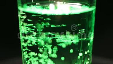 有毒的绿色液体物质在玻璃中闪闪发光，有毒的饮料，生命危险