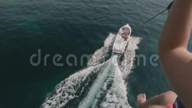寄生的水上游乐.. 在黑山的一艘船后乘降落伞飞行