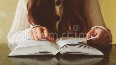 年轻的美女，长发阅<strong>读书籍</strong>，休闲观念