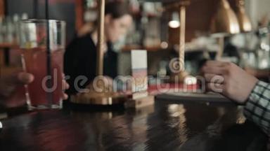 男人通过智能<strong>手机支付</strong>账单，在咖啡馆里使用NFC技术，喝柠檬水。