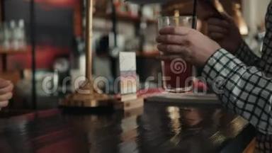 男人通过智能手机支付账单，在咖啡馆里使用NFC技术，喝柠檬水。